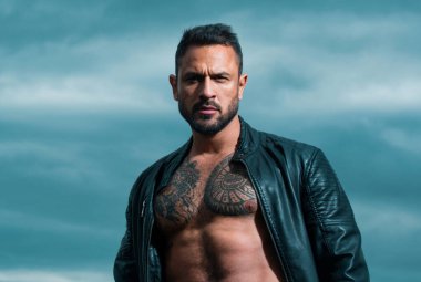 Acımasız adam, yakışıklı erkek modelin ciddi yüzü, erkek gücü kavramı ve güçlü.