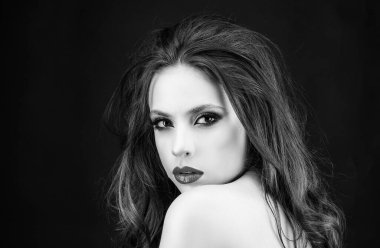 Güzel, şehvetli bir manken. Stüdyoda seksi kadın pozu