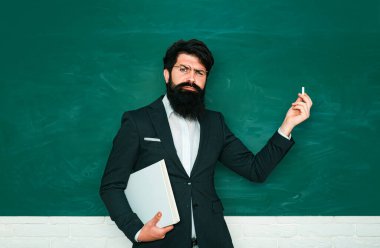 Sınava ya da sınava hazırlanan öğrenci. Eğitim. Özel ders. Öğrenci ve özel eğitim konsepti. Karatahta masasının yanındaki sınıfta arkadaş canlısı bir öğretmen.