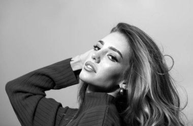 Güzel genç bir kadının portresi. Şehvetli, güzel bir kadın modelin yüzünü yakından çek. Doğal güzellik kadını. Genç bir kadının portresi