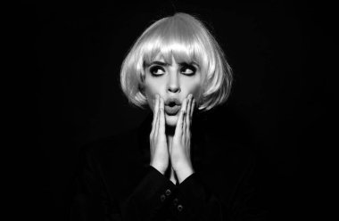 Şaşırmış genç bir kadının şok olmuş yüzü. Komik kadın şok olmuş yüz ifadesi. - İnanılmaz. El sallayan heyecanlı kadın portresi. Şaşırtıcı bir şekilde ağzını açtın.