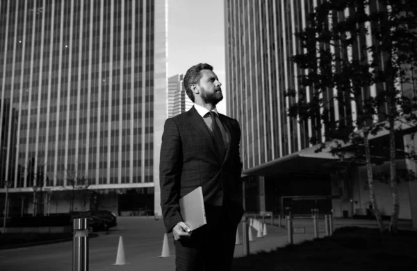 Ofiste duran bir iş adamının portresi