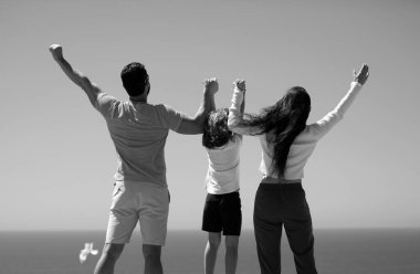 Sahilde tatil yapan kaygısız bir aile.