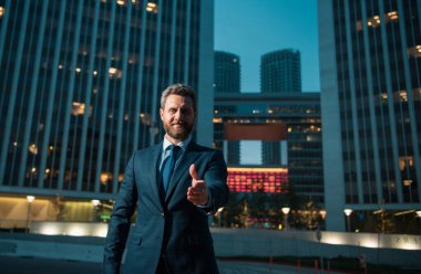 İşadamı anlaşmayı imzalamaya hazır. Partnerim el sıkışıyor