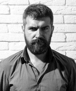 Ciddi yüzlü yakışıklı bir adamın portresi