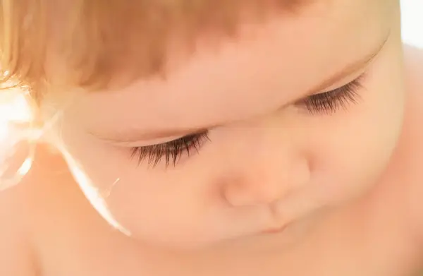 Potret Anak Anak Menutup Kepala Bayi Lucu Dengan Bulu Mata — Stok Foto