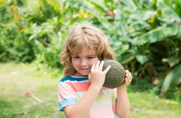 Unger Som Spiser Nyter Avokado Naturlig Bakgrunn Sunn Mat Barn – stockfoto