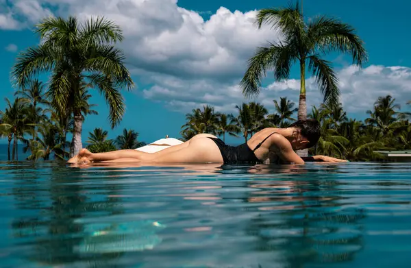 Sexy Woman Enjoying Vacation Holidays Luxurious Beach Hotel Resort Swimming — Stock Photo, Image