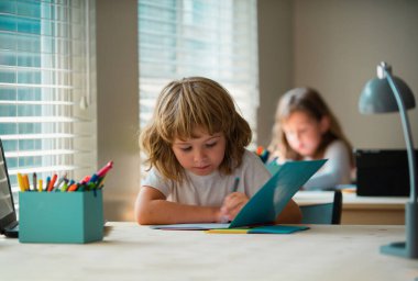 Sınıftaki çocuklar. Okula dönelim. Bilgi toplama günü. Okul günleri