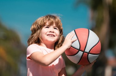 Basketbolcu çocuklar antrenman yapıyor. Aktif çocuk yaşam tarzı