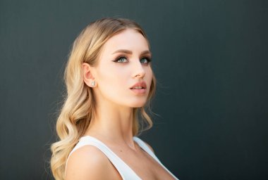 Güzel kız. Güzel genç bir kadının portresi. Şehvetli, güzel bir kadın modelin yüzünü yakından çek. Doğal güzellik kadını.