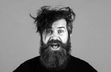 Şaşırmış yakışıklı adam. Şaşırmış erkek model, şaşırmış surat ifadesi, şaşırmış surat. Duygular insanlar konsepti. Sakallı komik hippi.