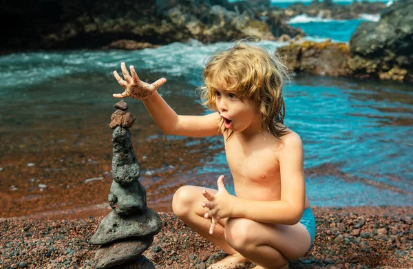 Grappige Jongen Maken Stapel Kiezelstenen Tegen Zee Achtergrond Voor Spa — Stockfoto