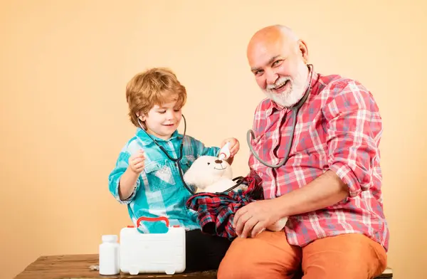 Kleine Dokter Die Bejaarde Man Onderzoekt Met Stethoscoop Kleine Dokter — Stockfoto
