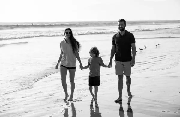 Familie Wandelen Naar Het Strand Een Zonnige Dag — Stockfoto