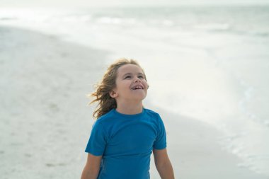 Heyecanlı çocuk. Etkileyici duygusal yüz. Çocuk yaz plajında oynuyor. Yaz tatilindeki küçük çocuk. Mutlu çocuk denizde dinleniyor. Yaz tatili kavramı. Çocuklar yaz seyahati ve macera