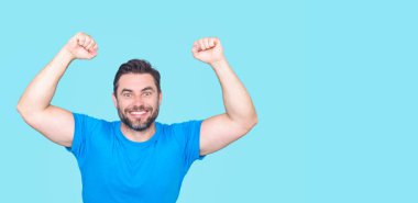 Başarı. Heyecanlı kazanan. Kollarını kaldırarak kazanan jest. Adam başarı için bağırıyor. Harika Mutlu Kazanan. Heyecanlı erkek kazanan kazananı kutluyor. Neşeli iş adamı zaferin tadını çıkar.