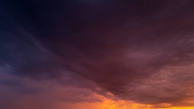 Bulutlar arka planda. Dramatik Bulutlar Günbatımı Arkaplanı. Gün doğumunda bulutlu gökyüzü. Farklı şekillerde bulutlarla gündoğumu. Sakin Bulut