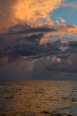 Karanlık fırtına arka planda. Dramatik kara bulutlar gökyüzü. Karanlık bulutlu tropikal gökyüzü günbatımı deniz zemininde. Fırtınalı bulutlu gökyüzü