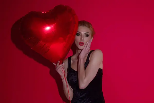 Verliebte Frau Mit Herz Schöne Junge Frau Mit Roten Herzballons — Stockfoto