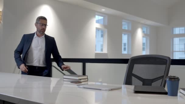 Adamı Müdürü Çalışmaya Başlar Ofis Çalışanı Işten Eve Gelir Şadamı — Stok video