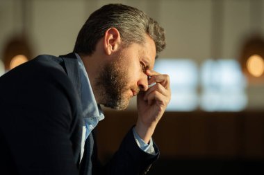 Sinüs ağrısı, gerilim ya da küme baş ağrısı olan bir adam, portreyi kapat. Baş ağrısı konsepti. Cephalalji ve migren. Migren belirtileri. Kronik baş ağrıları. Baş ağrısı tetikleyiciler