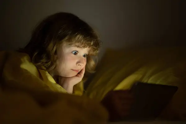 Příběh Dobrou Noc Dítě Sleduje Tablet Před Spaním Dítě Čte — Stock fotografie