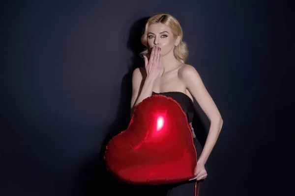 Piękna Młoda Kobieta Trzymająca Czerwone Balony Kształcie Serca Walentynki Romantyczna — Zdjęcie stockowe