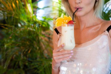 Pina colada. Kokteylli gece elbisesi giymiş güzel bir kadın. Kokteylli seksi kadın portresi