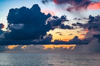 Karanlık fırtına arka planda. Dramatik kara bulutlar gökyüzü. Karanlık bulutlu tropikal gökyüzü günbatımı deniz zemininde. Fırtınalı bulutlu gökyüzü