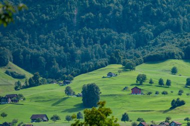 Dağ sıcacık Eski Ev. Kırsal Cazibe. Alpine Kaçamağı. Dağ evi. Alplerde rahat bir ahşap ev, inziva. Alp Dağı 'ndaki ev. Alplerdeki Retro House. Orman yakınlarındaki ahşap ev