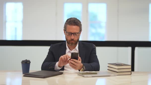 Biznesmen Średnim Wieku Rozmawiający Przez Telefon Biurze Biznesmen Używający Smartfona — Wideo stockowe