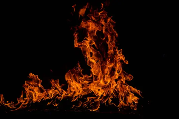 Siyah Arka Planda Yanan Ateş Ateş — Stok fotoğraf