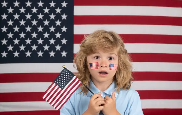 7月4日 孩子们庆祝独立日 美利坚合众国的概念 拿着美国国旗的孩子悼念日脸上挂着美国国旗的孩子 — 图库照片