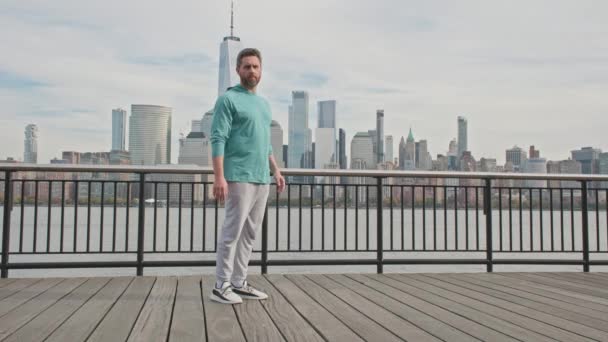Mann Streckt Sich Beim Workout Für Ältere Männer New York — Stockvideo