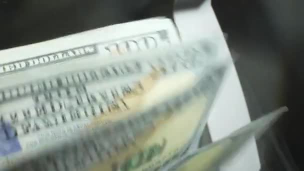 Närbild Kassa Räknare Räkna Pengar Sedlar Med 100 Dollarsedlar Penningräknare — Stockvideo