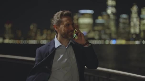 Zakenman Praat Smartphone Outdoors Night City Nachtelijk Zakengesprek Zakenman Aan — Stockvideo
