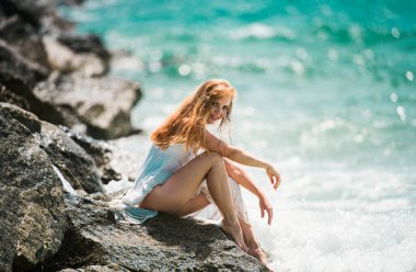Tropikal yaz plajında mükemmel vücutlu seksi bir kız. Denizde seksi bir kadın, okyanus arka planında fotokopi uzayı olan şehvetli bir kadın.