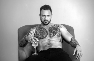 Vahşi, kızgın çete adamı yaşam tarzı, şarap kadehli yakışıklı bir adam.