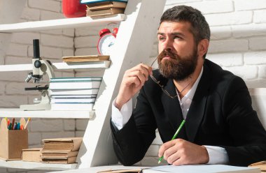 Sınıfta yakışıklı bir öğretmen. Özel öğretmen, profesör, danışman. Okuma, öğrenme, eğitim konsepti