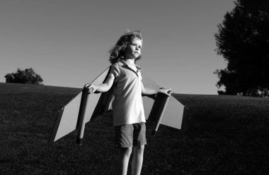 Çocuk oyun oynuyor ve tatilin ve seyahatin hayalini kuruyor. Çocukların hayal gücü ve özgürlük kavramı