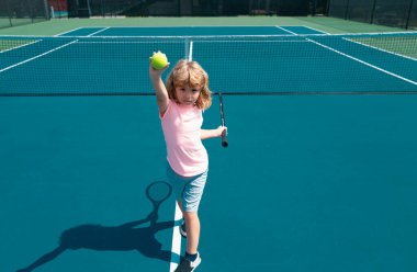 Tenis oynayan genç bir çocuk. Teniste forehand oynayan bir çocuk.