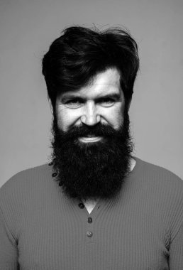 Sakallı adam gülen surat. Yakışıklı, gülümseyen adam. Olumlu yüz ifadesi duygusu