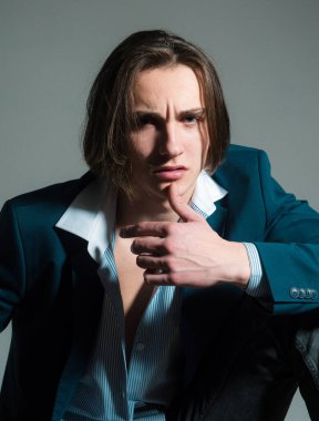 Takım elbiseli genç adam. Kendine güveni olan yakışıklı adam.