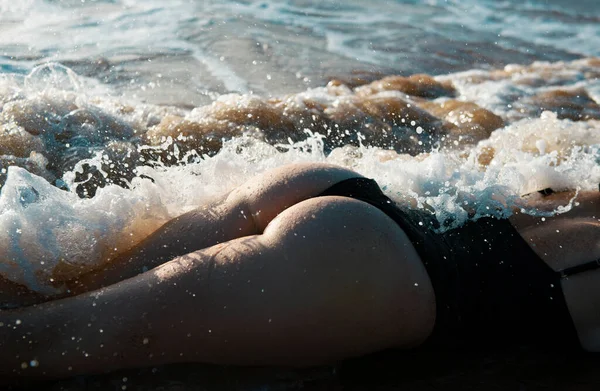 Seksi Kadın Yaz Kumsalında Dinleniyor — Stok fotoğraf