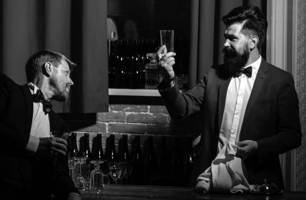 バーメンと客だ アルコール飲料 バーマンがカウンターに バーでヒップスター 古い伝統的なウィスキーを飲む 紳士飲料 — ストック写真