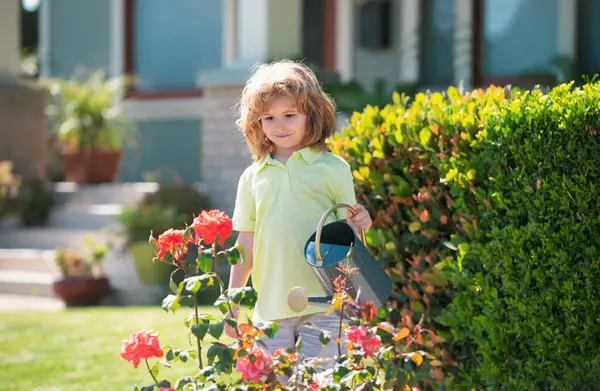 アメリカの子供時代 庭で子供の散水花 家庭菜園 — ストック写真