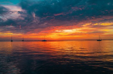 Denizde gün batımı. Sahilde gün doğumu. Renkli okyanus, doğa arkaplanı kopya alanı