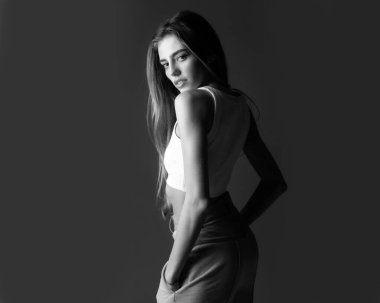 Stüdyoda güzel bir kadın portresi var. Temiz tenli, doğal makyajlı güzel bir kız.