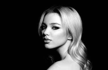 Stüdyoda güzel bir kadın portresi var. Temiz tenli, doğal makyajlı güzel bir kız.